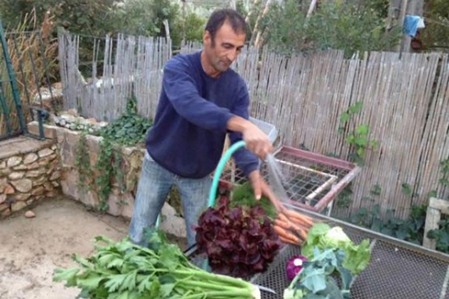 Fernando Ros limpiando verduras